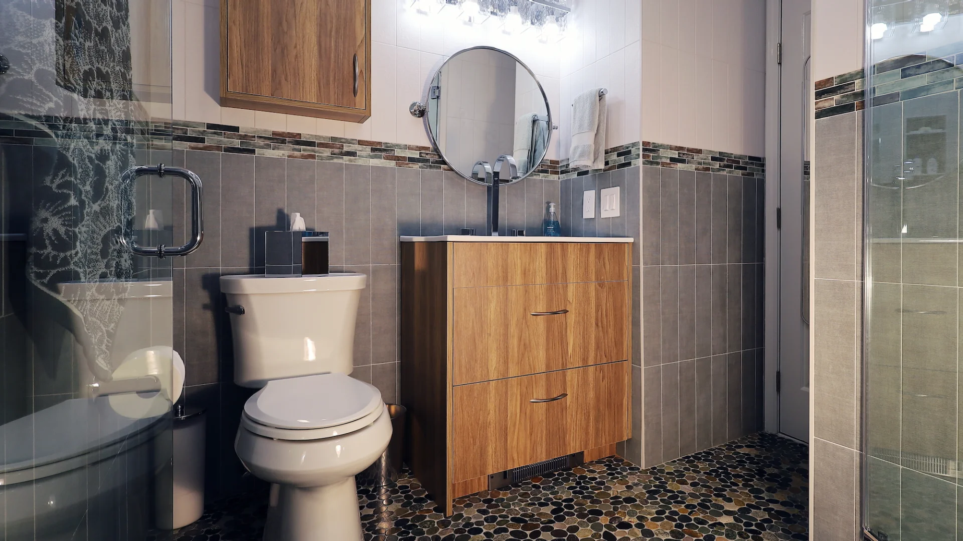 Tapestry Perla and Ocean 4x16 and Java Grey Pebbles