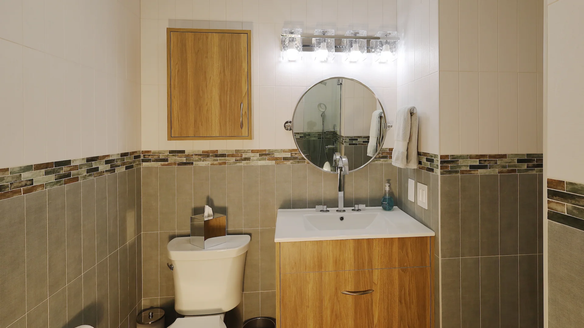 Tapestry Perla and Ocean 4x16 and Java Grey Pebbles