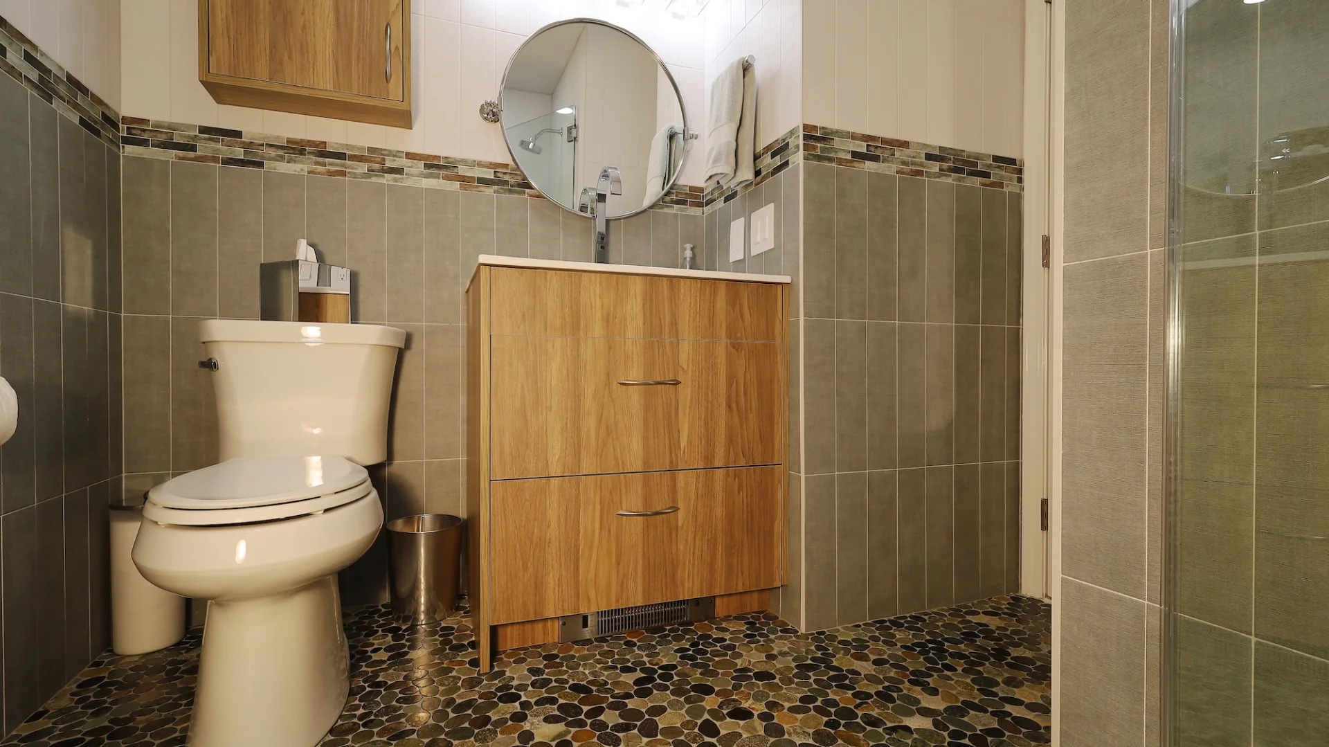 Tapestry Perla and Ocean 4x16 and Java Grey Pebbles