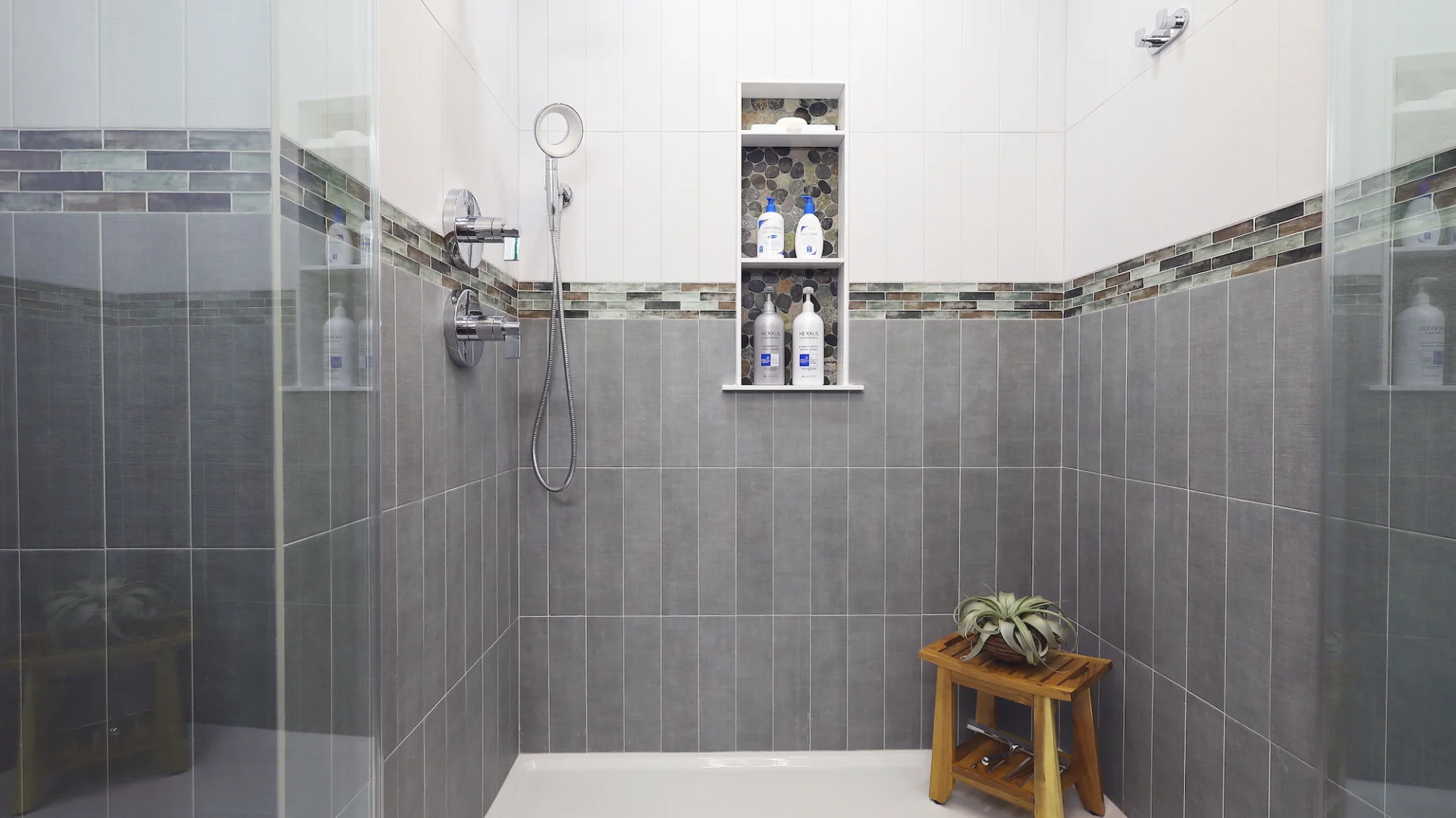 Tapestry Perla and Ocean 4x16 and Java Grey Pebbles