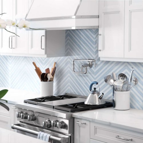 Kitchen backsplash in blue and white stripes made of natural stone