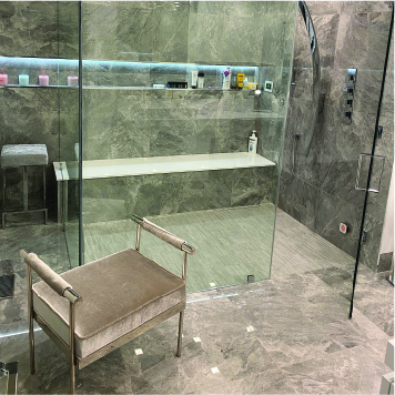 Master Shower with Niche Stone Peak the 30s in polished bardiglio